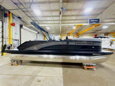 New 2026 Bennington 22' M Series SwingBack Tri-toon Boat