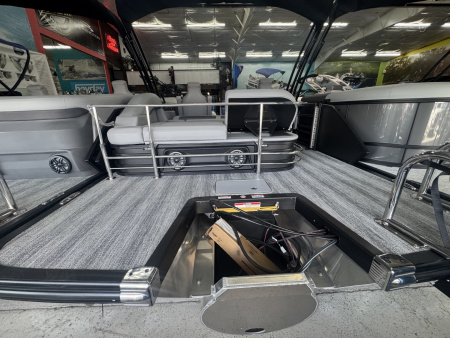 New 2026 Bennington 22' M Series SwingBack Tri-toon Boat