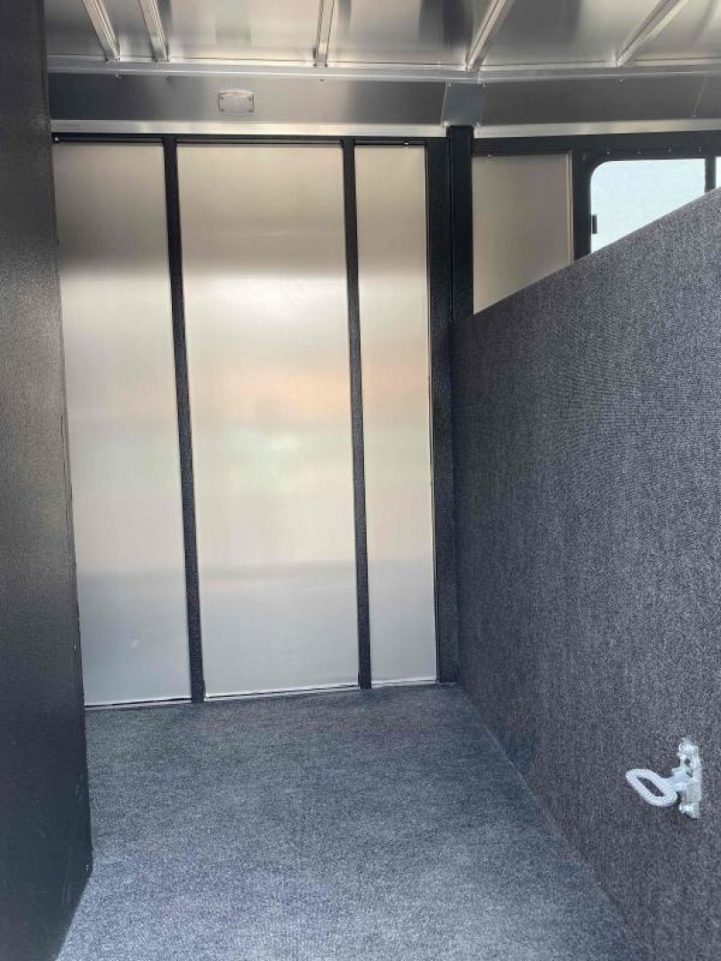 New 2026 Logan Bullseye 4 Horse XL w/ Closet Tack Package