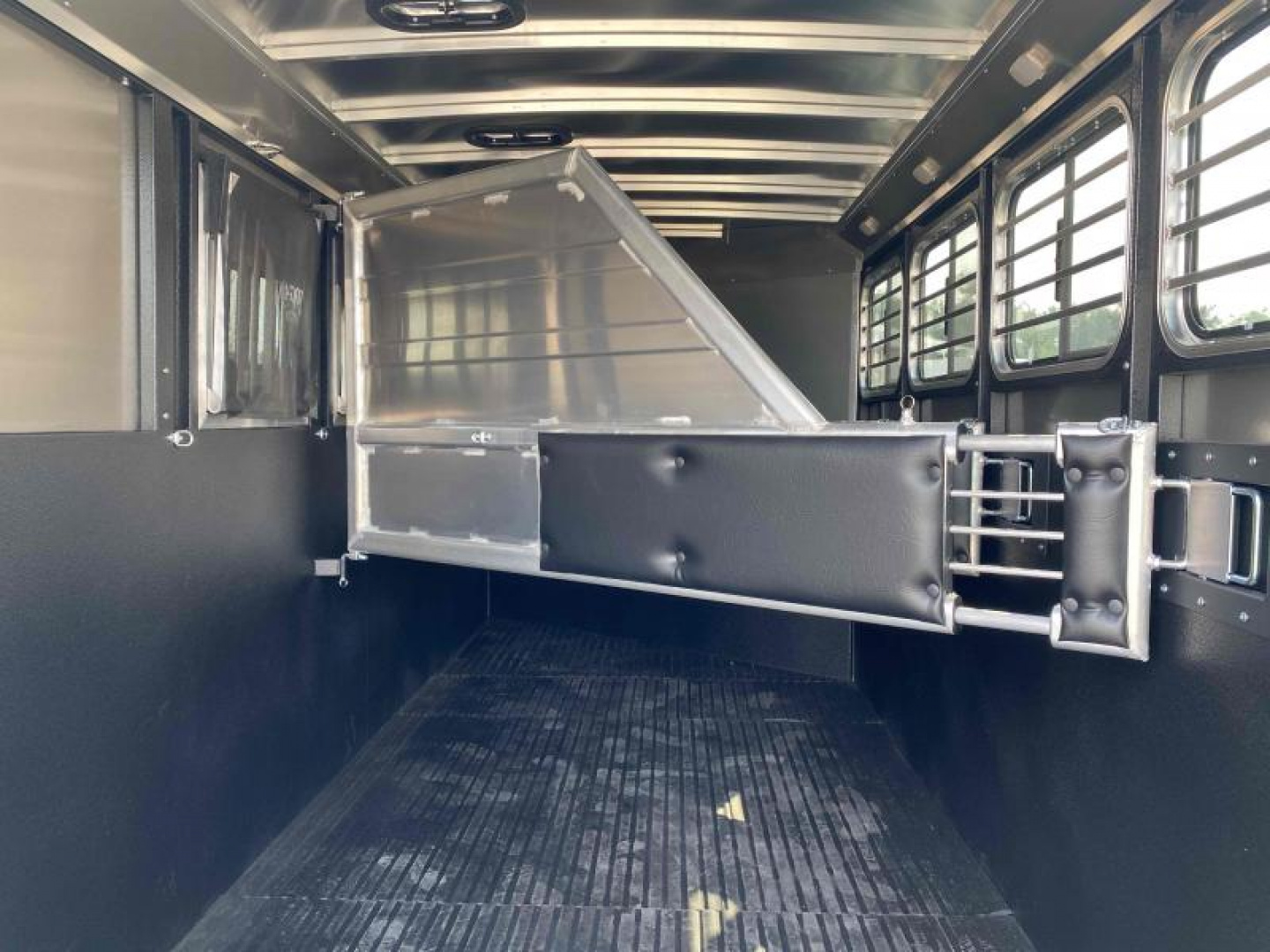 New 2026 Logan Bullseye 4 Horse XL w/ Closet Tack Package