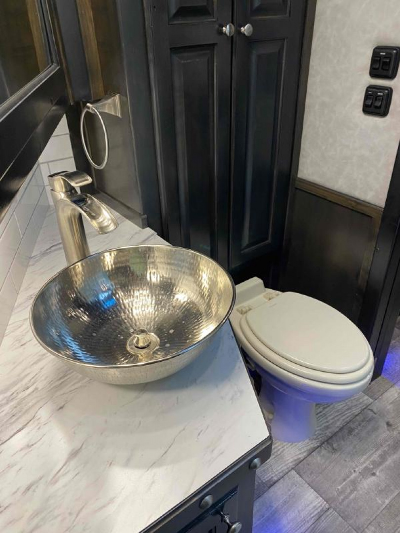 New 2023 Cimarron Norstar 4 Horse Sideload 15'6" Outlaw Living Quarter