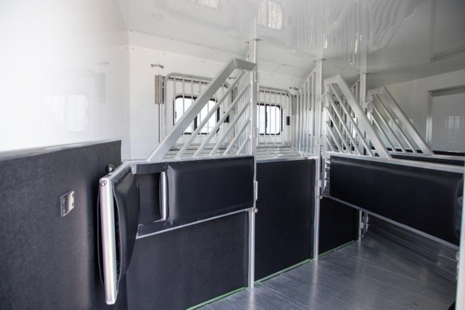 New 2023 Cimarron Norstar 4 Horse Sideload 15'6" Outlaw Living Quarter