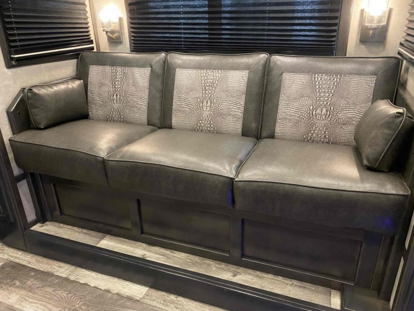 New 2023 Cimarron Norstar 4 Horse Sideload 15'6" Outlaw Living Quarter