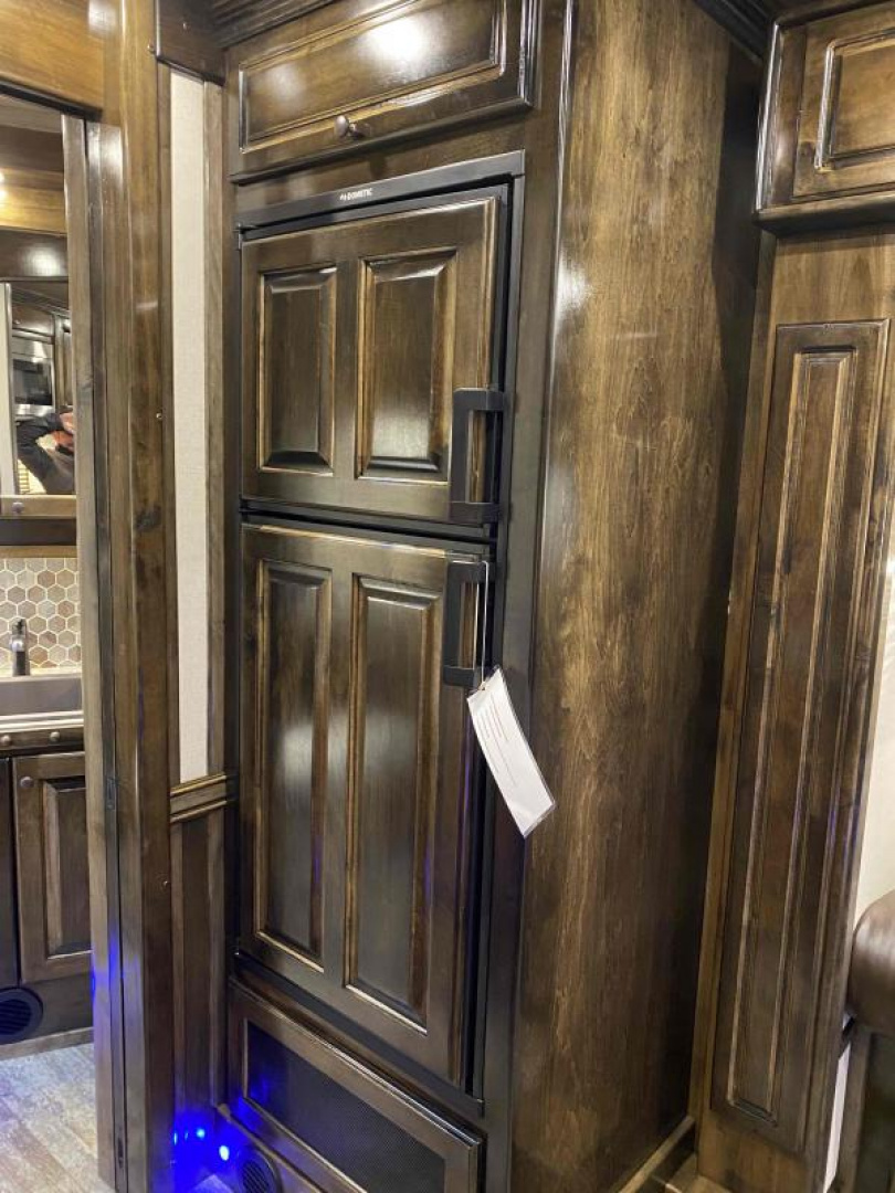 New 2023 Cimarron 4 Horse Side Load with 14'9" Living Quarter Trailer