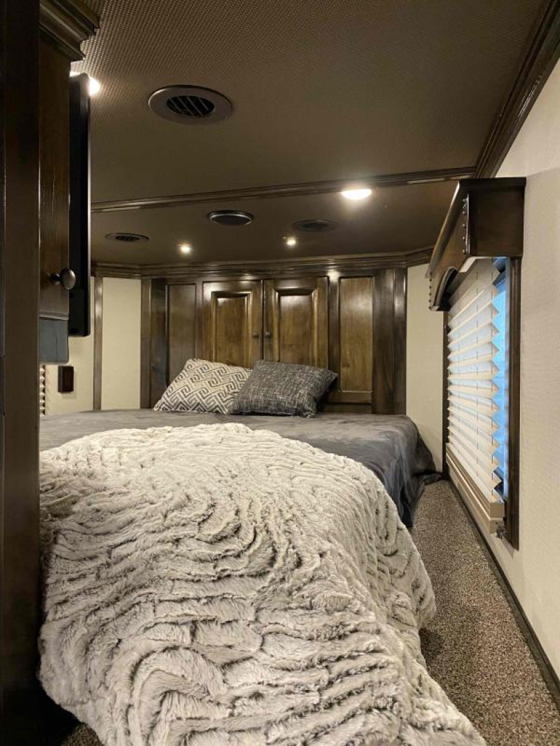 New 2023 Cimarron 4 Horse Side Load with 14'9" Living Quarter Trailer