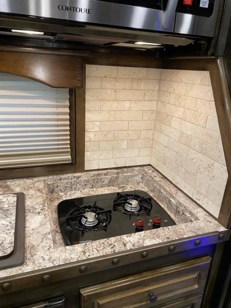 New 2023 Cimarron 4 Horse Side Load with 14'9" Living Quarter Trailer