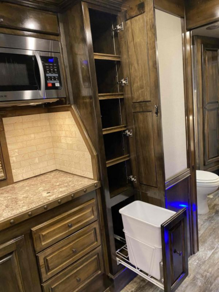 New 2023 Cimarron 4 Horse Side Load with 14'9" Living Quarter Trailer