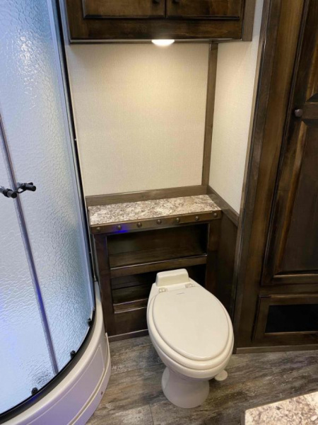 New 2023 Cimarron 4 Horse Side Load with 14'9" Living Quarter Trailer