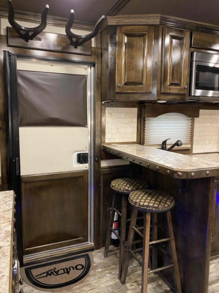 New 2023 Cimarron 4 Horse Side Load with 14'9" Living Quarter Trailer