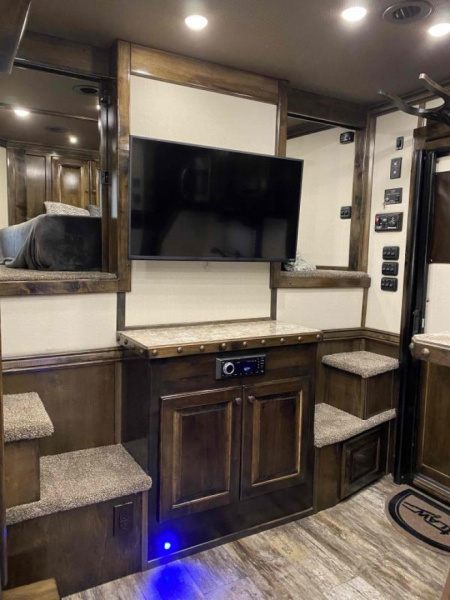 New 2023 Cimarron 4 Horse Side Load with 14'9" Living Quarter Trailer