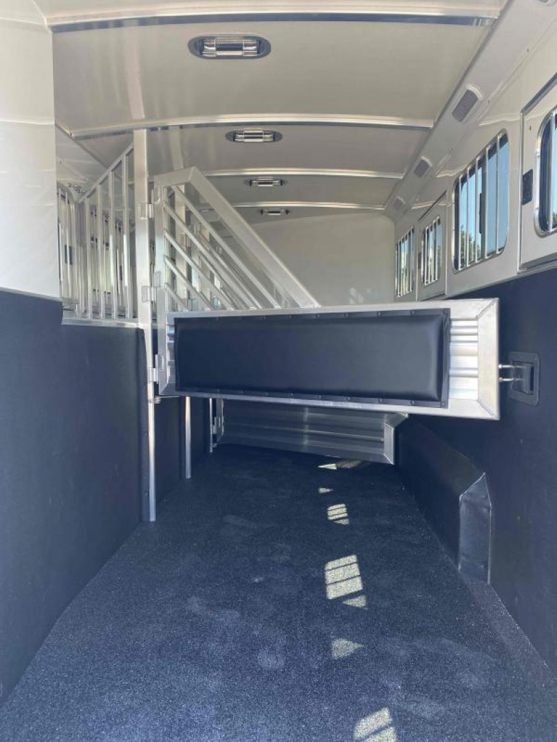New 2025 Cimarron Norstar 4 Horse with Trainer Tack