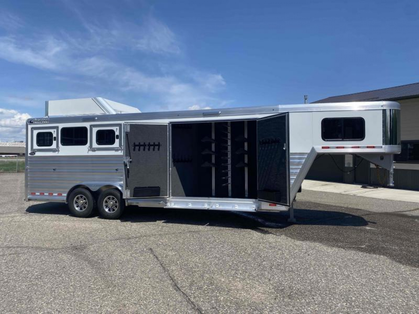 New 2025 Cimarron Norstar 4 Horse with Trainer Tack