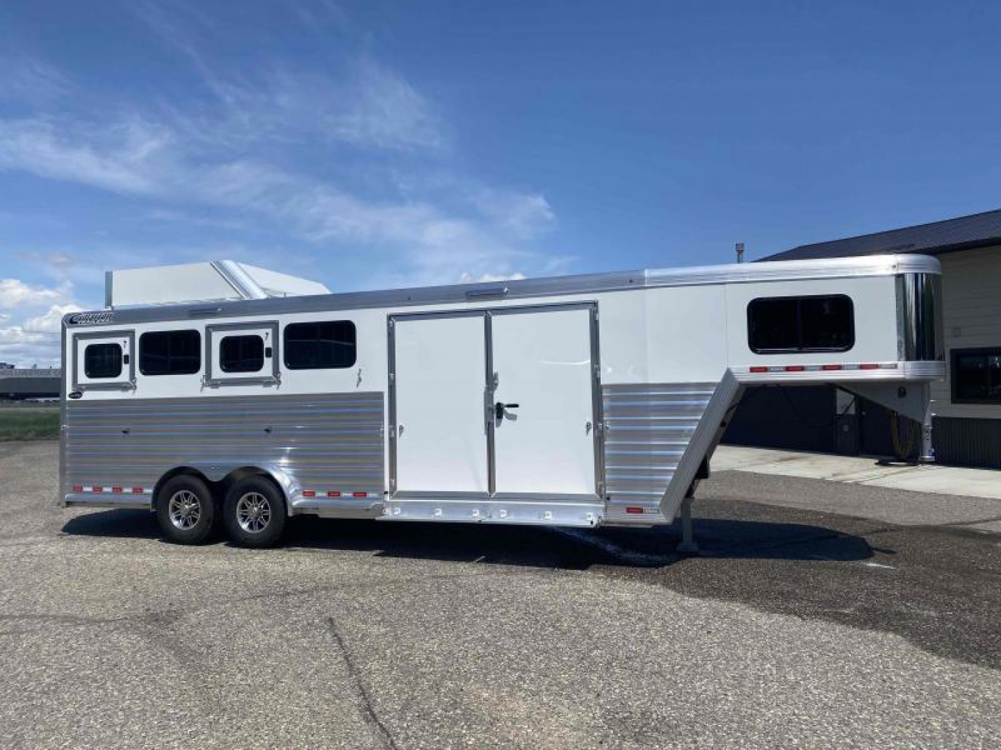 New 2025 Cimarron Norstar 4 Horse with Trainer Tack