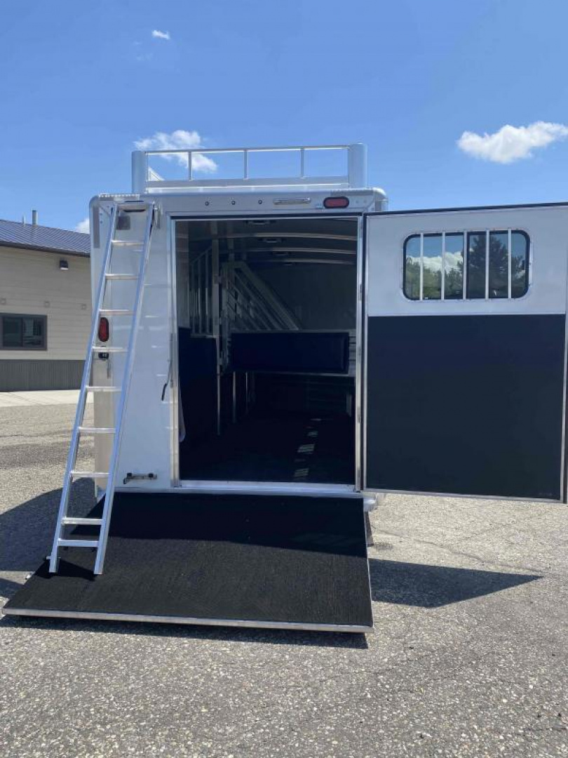 New 2025 Cimarron Norstar 4 Horse with Trainer Tack
