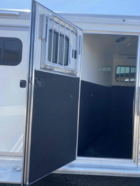 New 2025 Cimarron Norstar 4 Horse with Trainer Tack