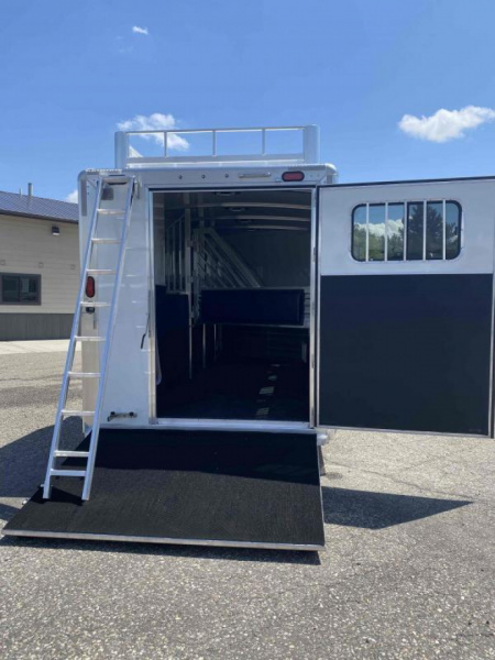 New 2025 Cimarron Norstar 4 Horse with Trainer Tack