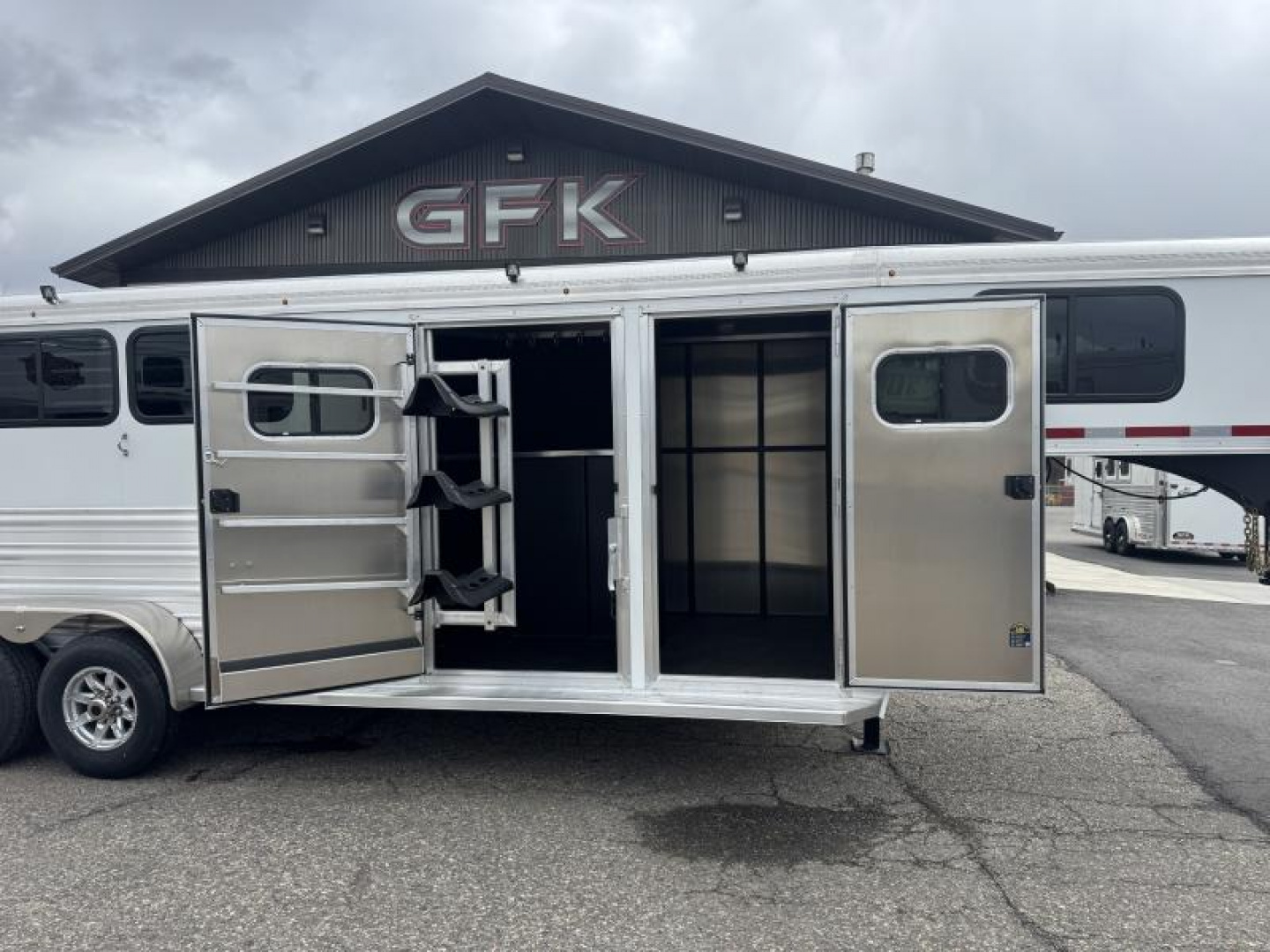 New 2025 Logan Bullseye XL 3 Horse with Closet Tack