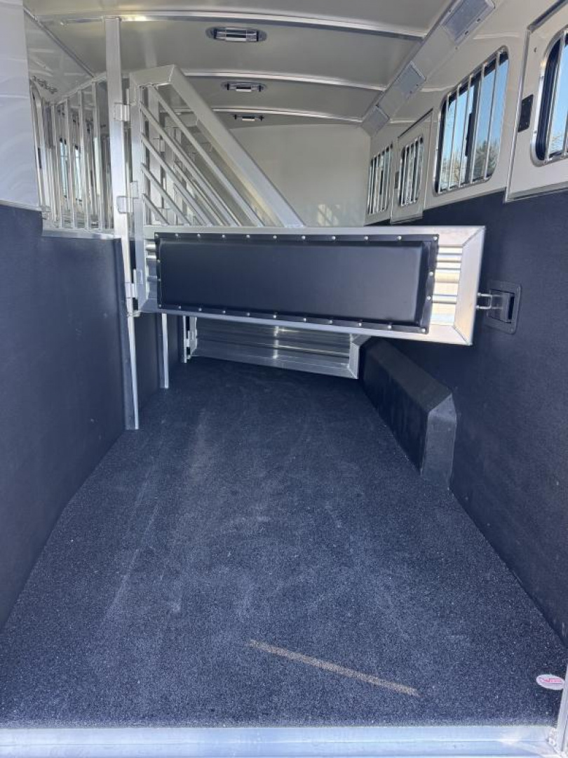 New 2025 Cimarron Norstar 4 Horse with Trainer Tack