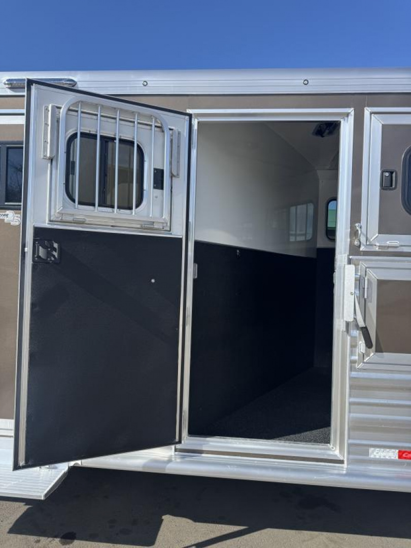 New 2025 Cimarron Norstar 4 Horse with Trainer Tack