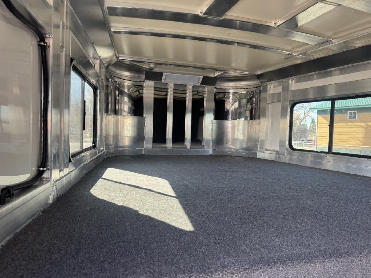 New 2025 Cimarron Norstar 4 Horse with Trainer Tack