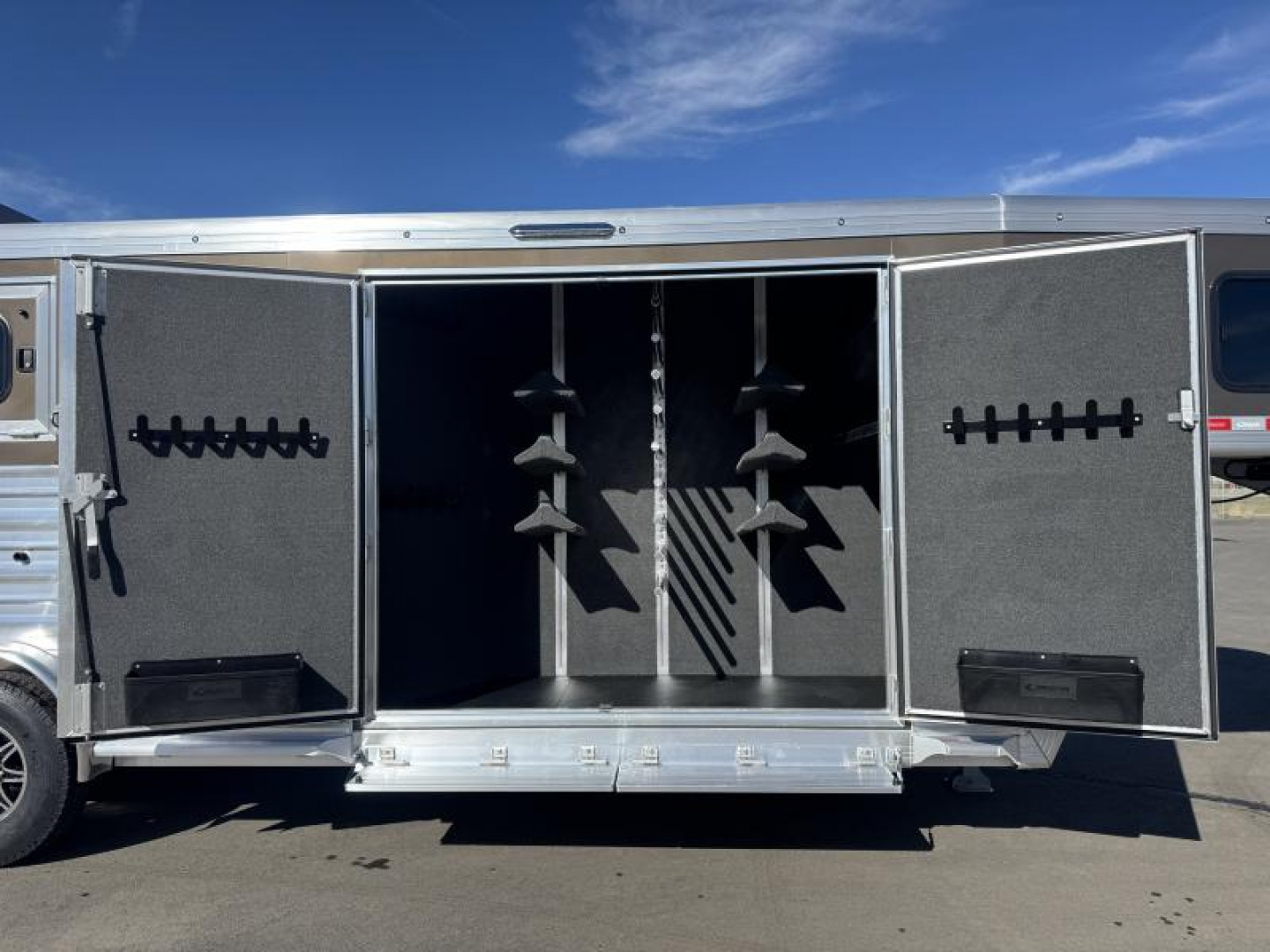 New 2025 Cimarron Norstar 4 Horse with Trainer Tack