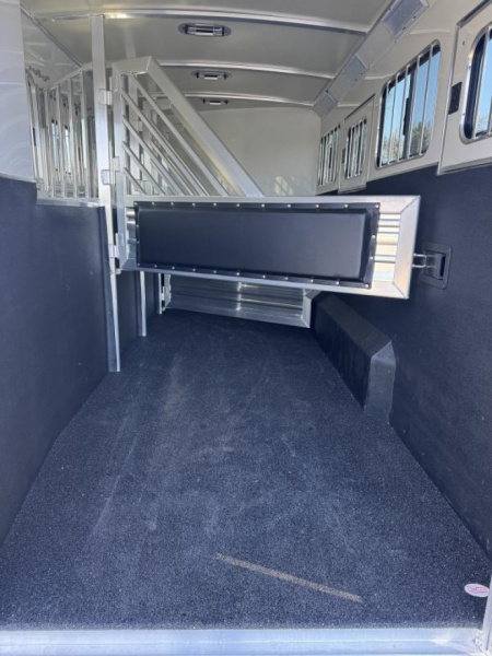 New 2025 Cimarron Norstar 4 Horse with Trainer Tack