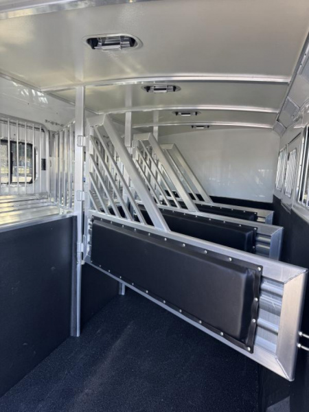 New 2025 Cimarron Norstar 4 Horse with Trainer Tack