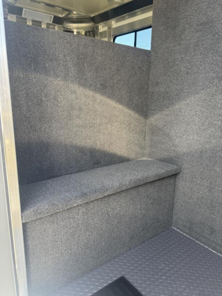 New 2025 Cimarron Norstar 4 Horse with Trainer Tack