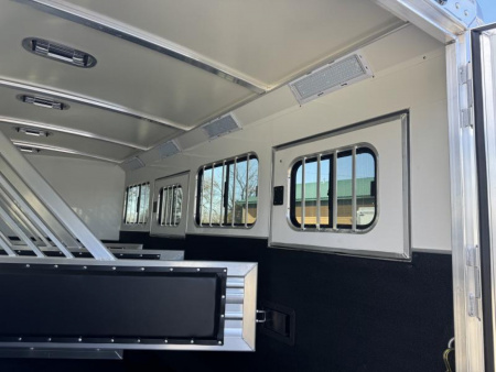 New 2025 Cimarron Norstar 4 Horse with Trainer Tack