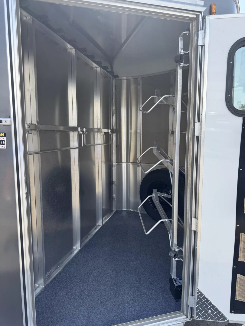 New 2026 Maverick Lite Deluxe 2 Horse Bumper Pull