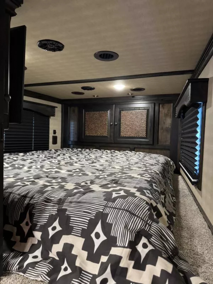 New 2025 Cimarron Norstar 4 Horse Sideload 15'9" Living Quarter