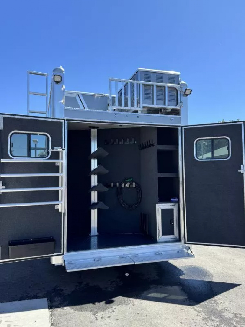 New 2025 Cimarron Norstar 4 Horse Sideload 15'9" Living Quarter