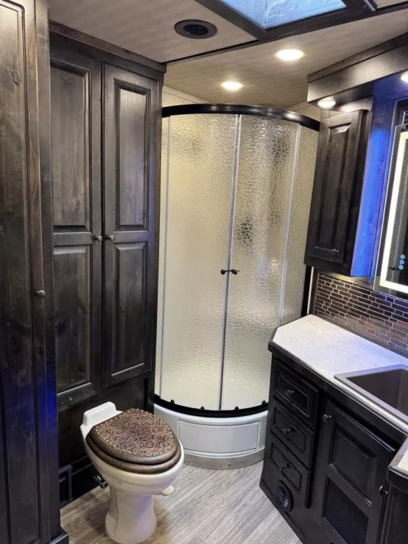 New 2025 Cimarron Norstar 4 Horse Sideload 15'9" Living Quarter