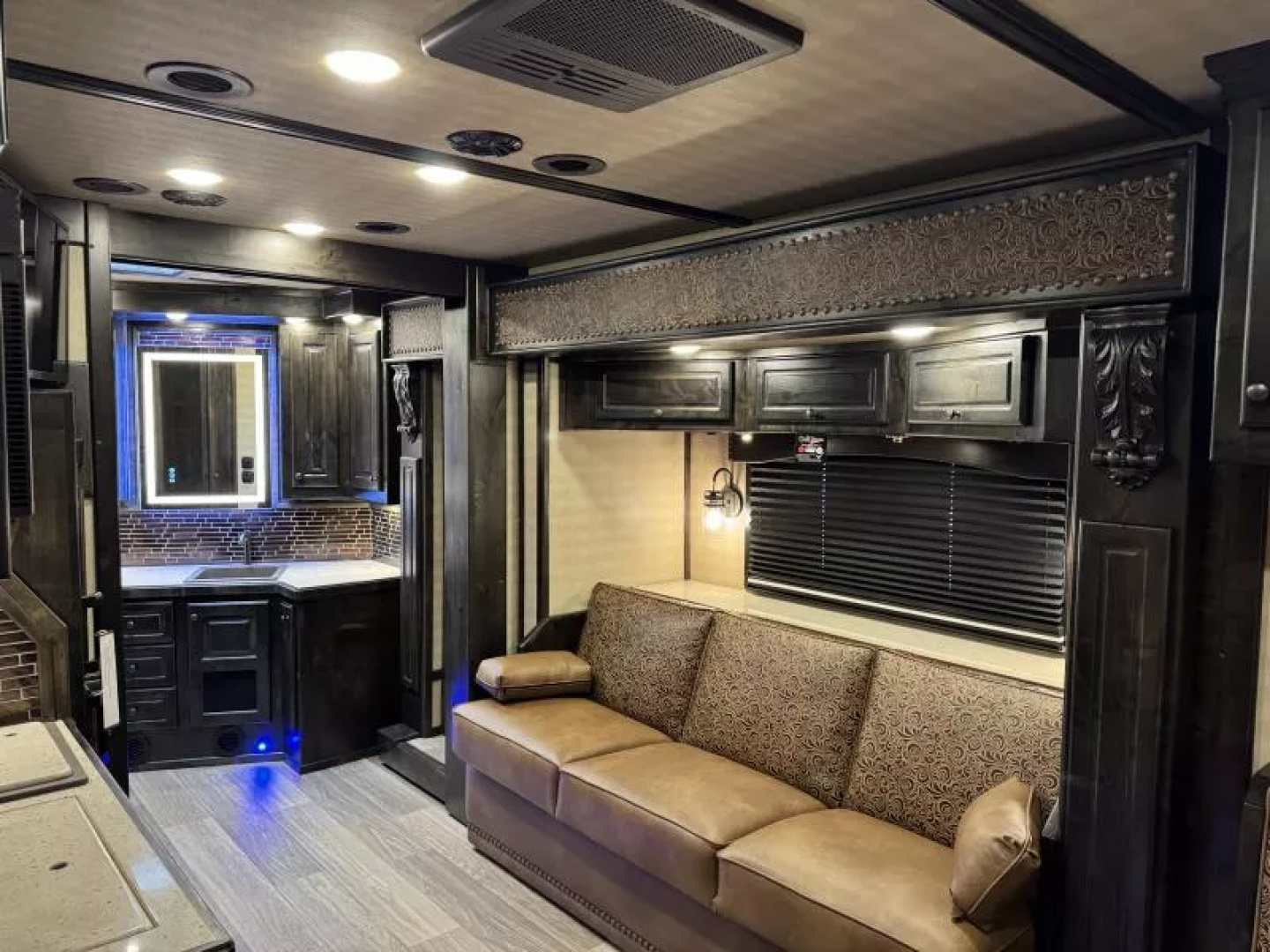 New 2025 Cimarron Norstar 4 Horse Sideload 15'9" Living Quarter