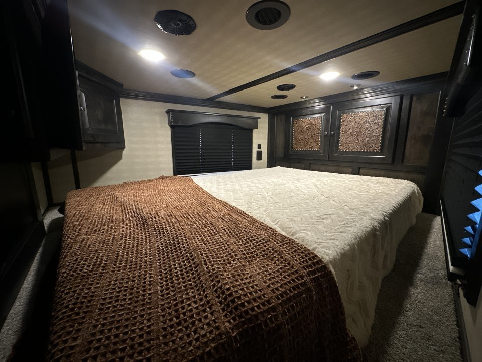 New 2025 Cimarron Norstar 4 Horse Sideload 15'9" Living Quarter