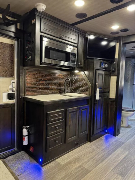 New 2025 Cimarron Norstar 4 Horse Sideload 15'9" Living Quarter