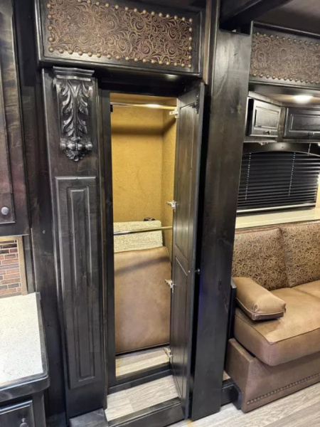New 2025 Cimarron Norstar 4 Horse Sideload 15'9" Living Quarter