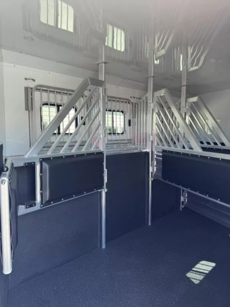New 2025 Cimarron Norstar 4 Horse Sideload 15'9" Living Quarter
