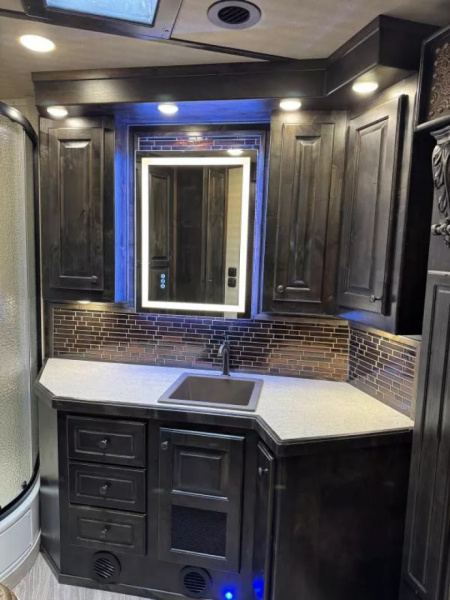 New 2025 Cimarron Norstar 4 Horse Sideload 15'9" Living Quarter