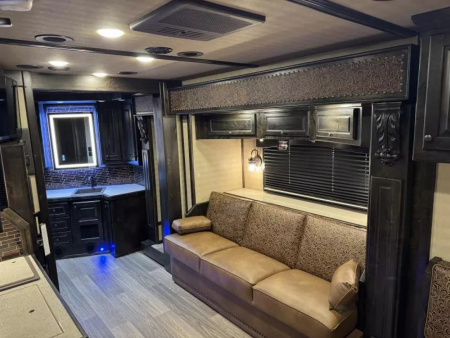 New 2025 Cimarron Norstar 4 Horse Sideload 15'9" Living Quarter