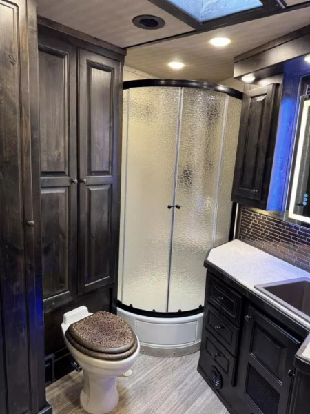 New 2025 Cimarron Norstar 4 Horse Sideload 15'9" Living Quarter