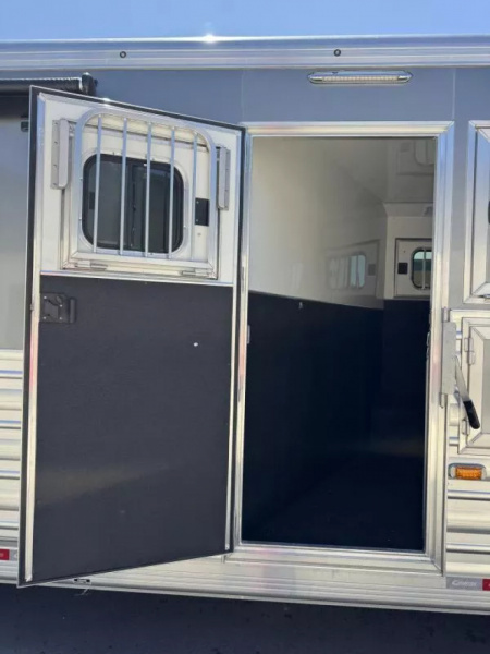 New 2025 Cimarron Norstar 4 Horse Sideload 15'9" Living Quarter