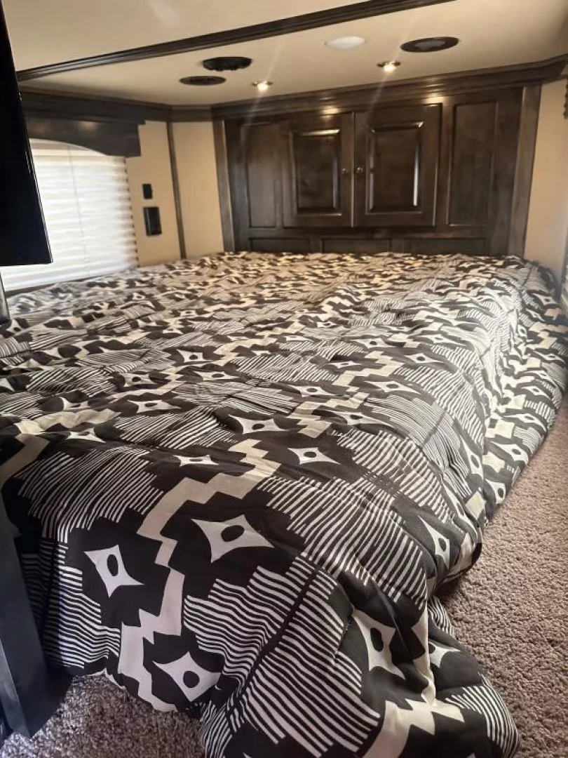 New 2025 Cimarron 3 Horse Side Load with 14'9" Living Quarter by Outlaw Conversions