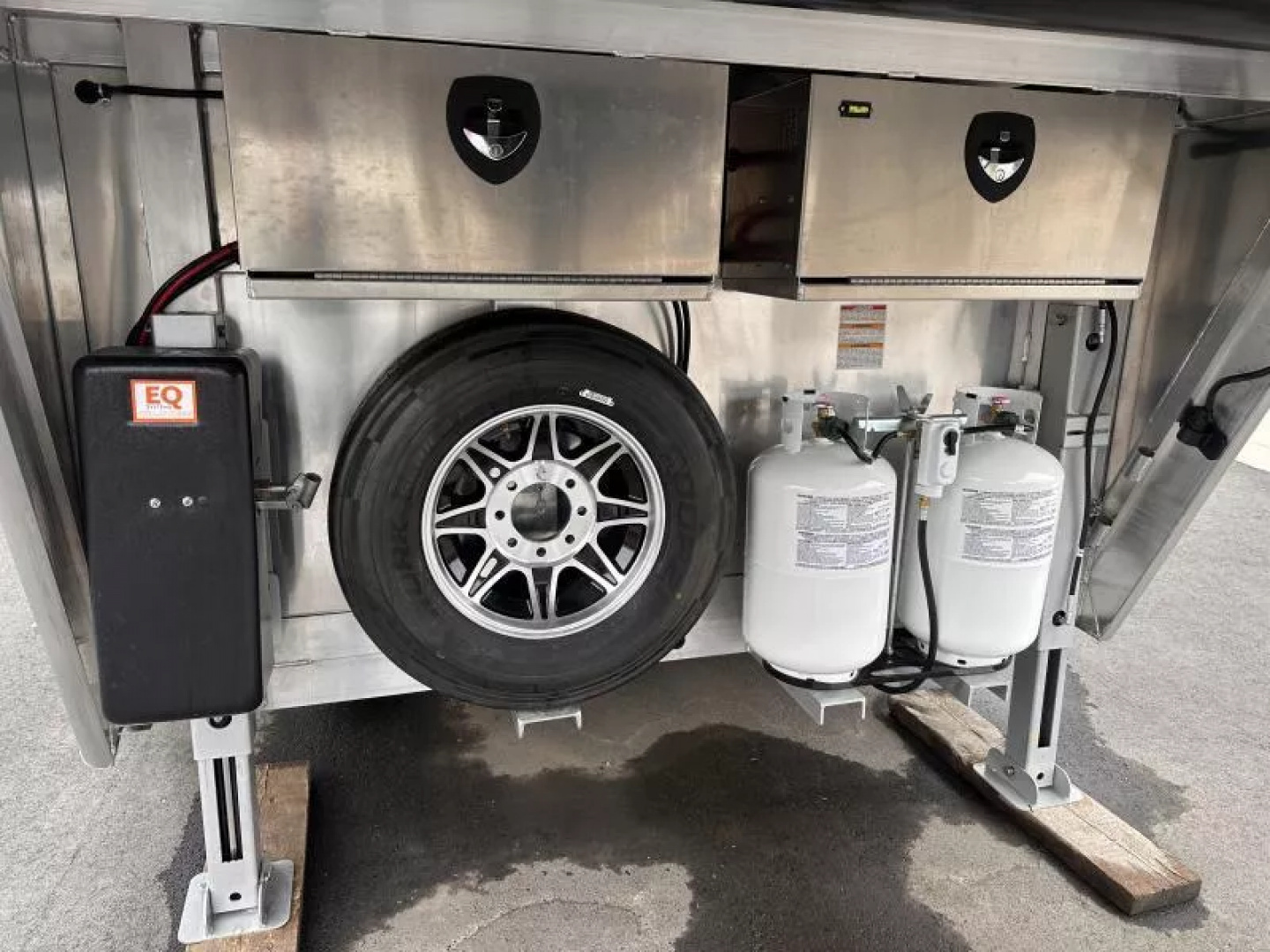 New 2025 Cimarron 3 Horse Side Load with 14'9" Living Quarter by Outlaw Conversions