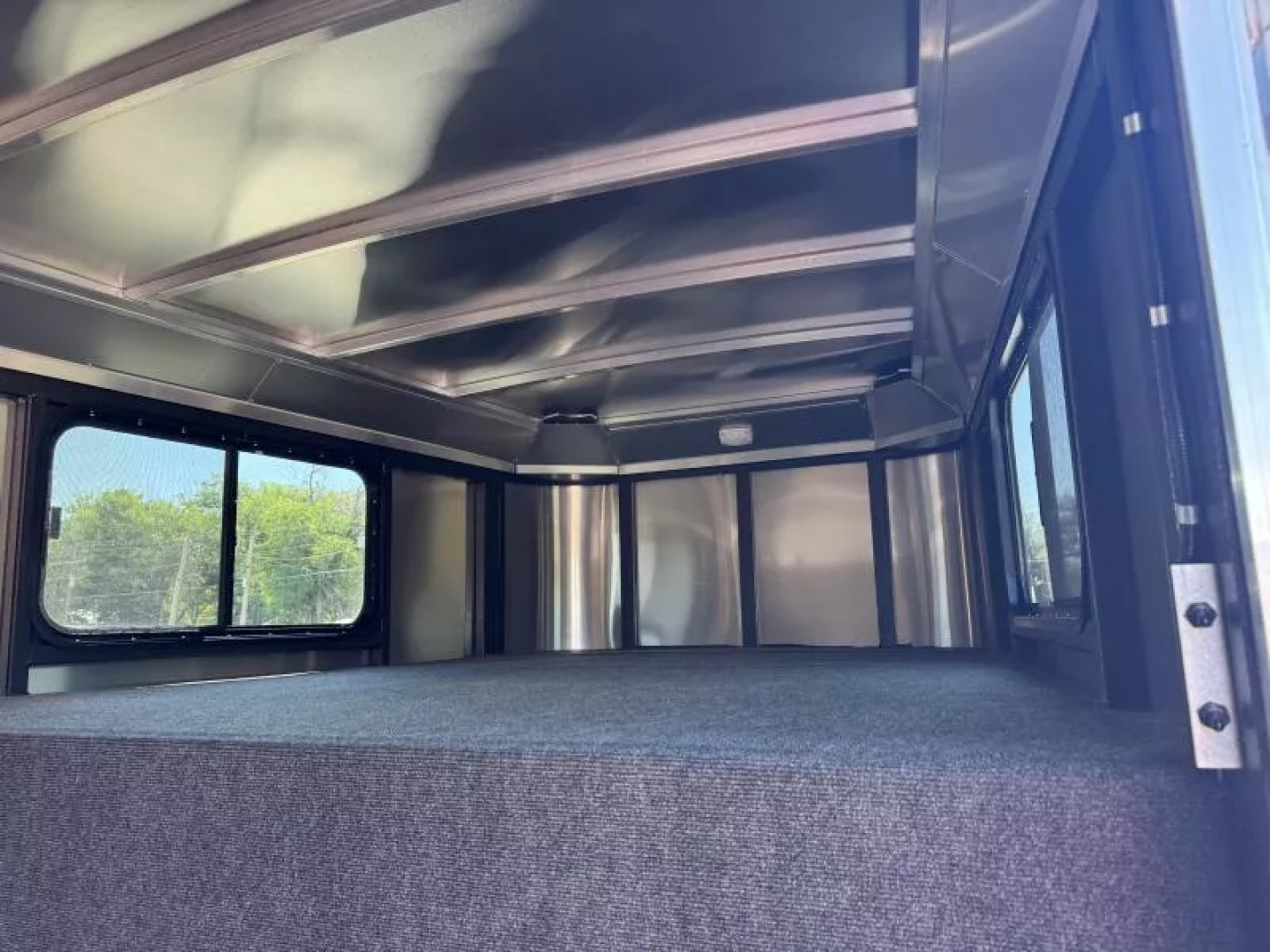 New 2025 Logan Coach Bullseye 3 Horse Stock Combo