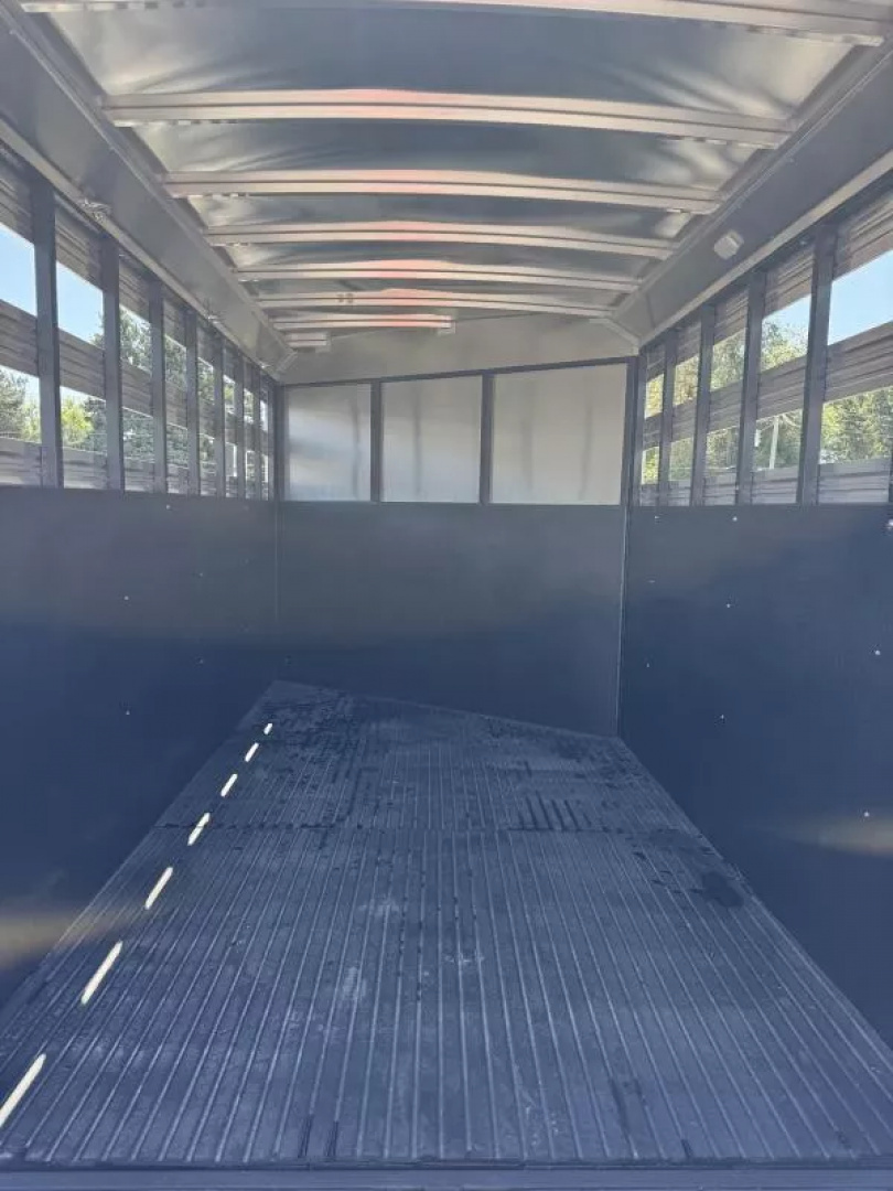 New 2025 Logan Coach Bullseye 3 Horse Stock Combo