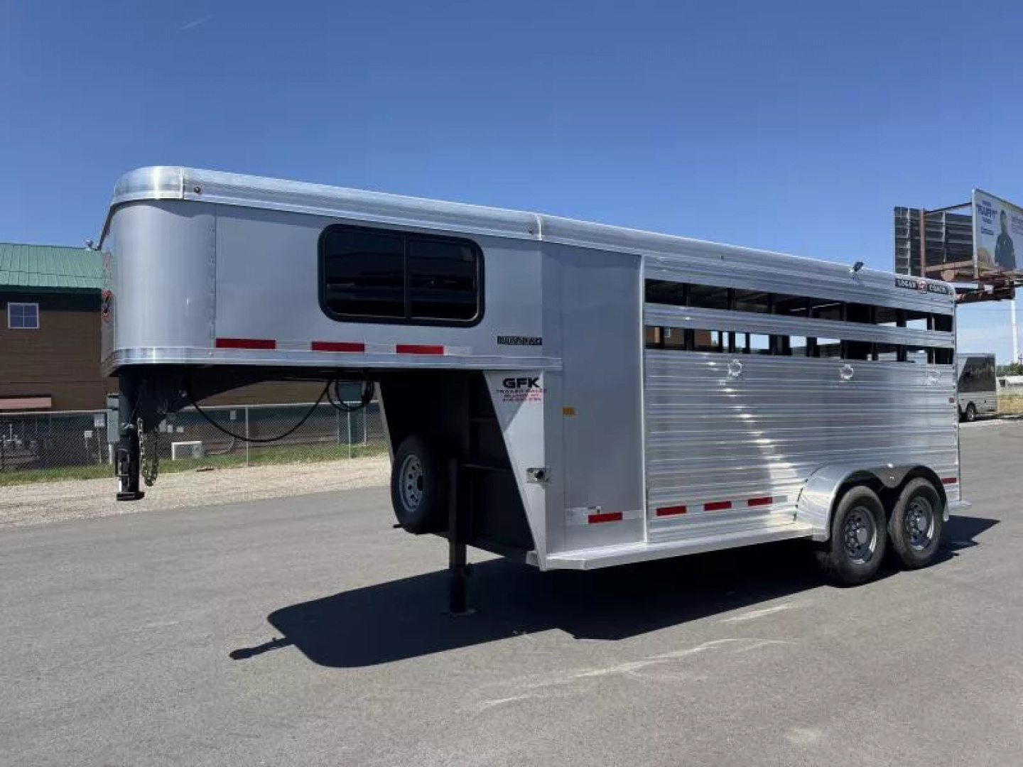 New 2025 Logan Coach Bullseye 3 Horse Stock Combo