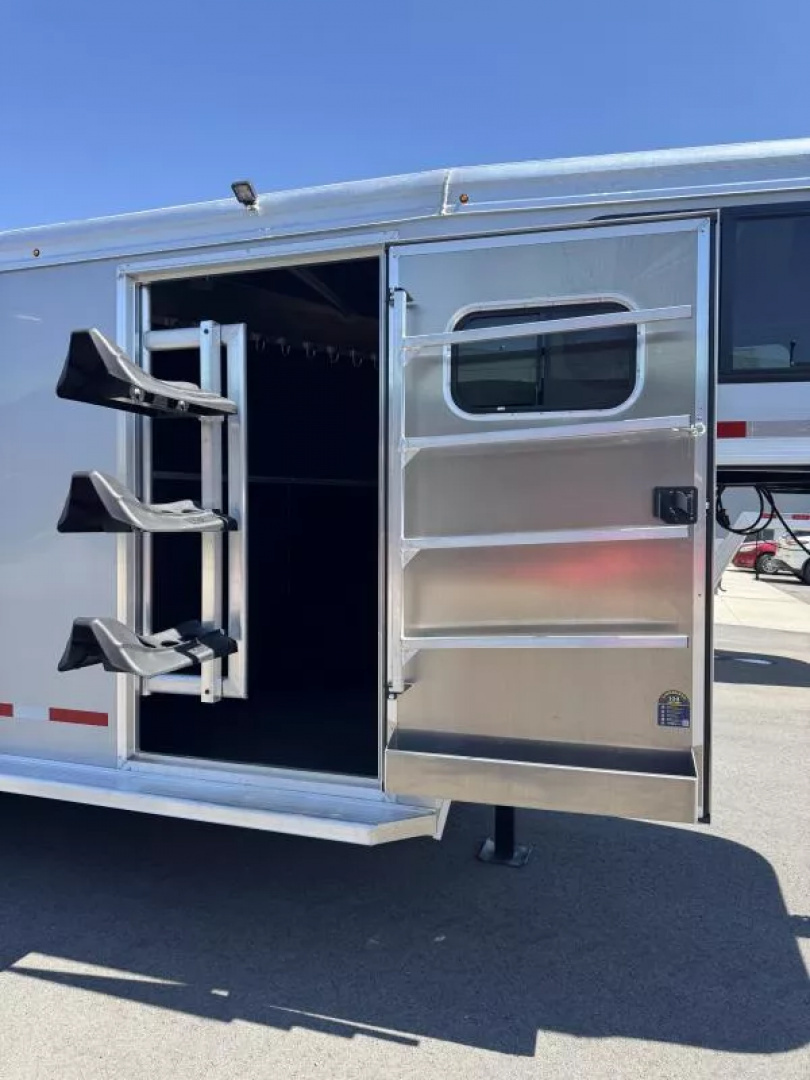 New 2025 Logan Coach Bullseye 3 Horse Stock Combo