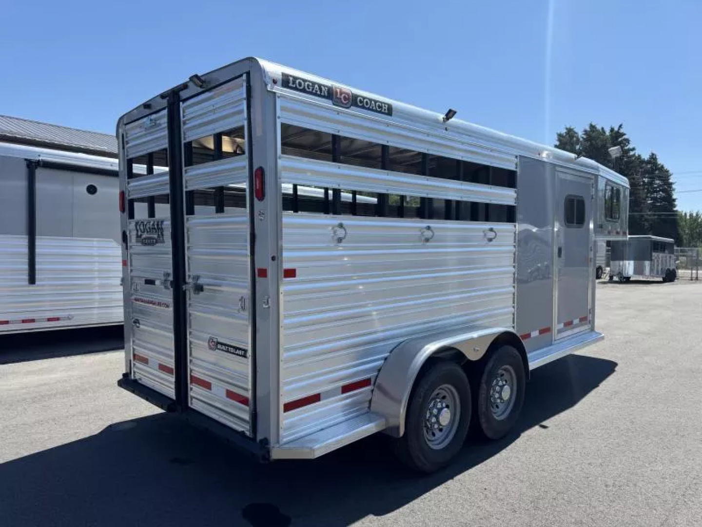 New 2025 Logan Coach Bullseye 3 Horse Stock Combo