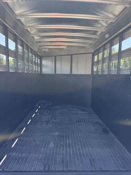 New 2025 Logan Coach Bullseye 3 Horse Stock Combo